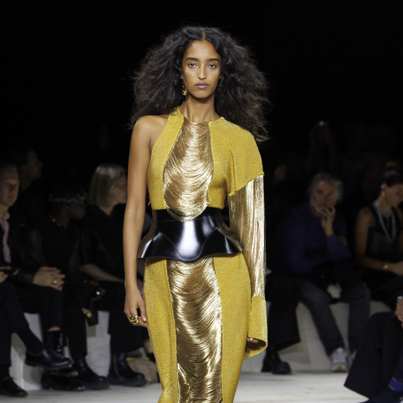  أسطورة اللون الذهبي تنتفل عبر الحضارات لتصل لصيف 2024