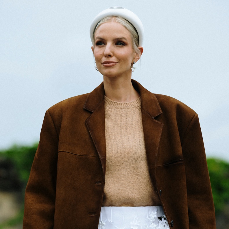 إطلالة بألوان محايدة من Street style