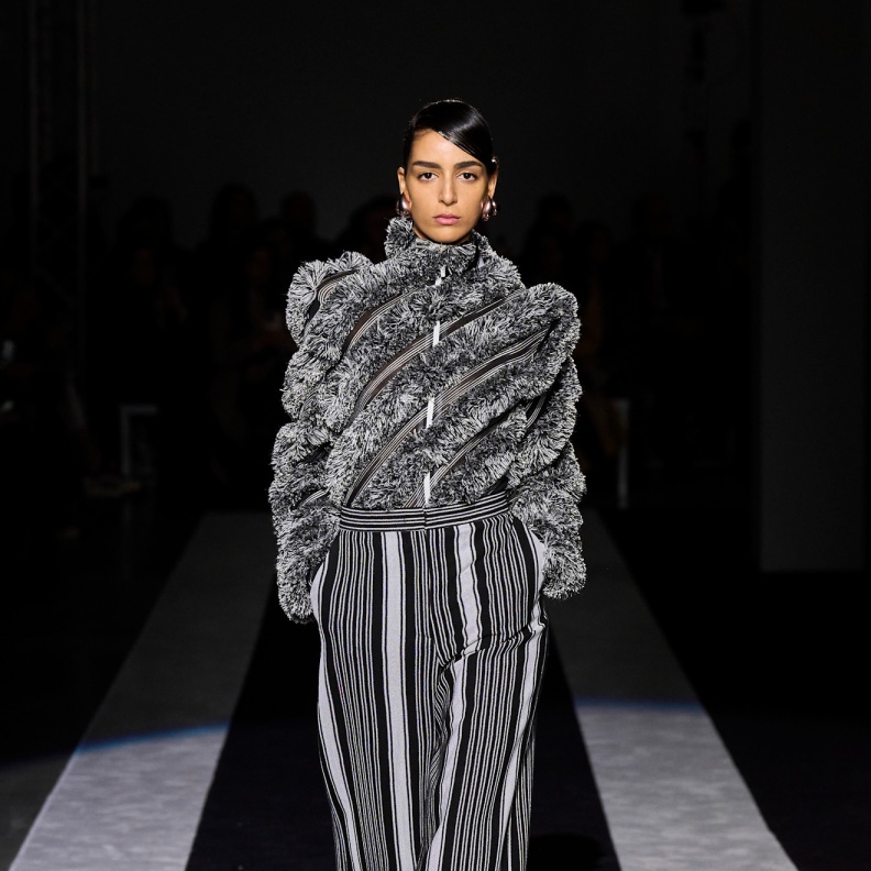  صيحة السراويل المقلمة تبشّر بإطلالات استثنائية في الخريف