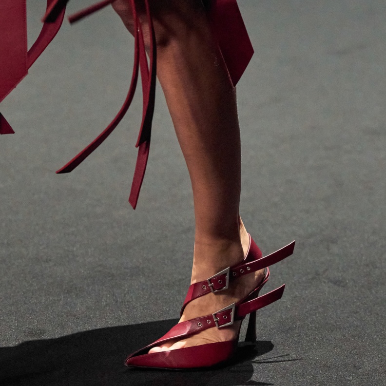 حذاء برأس مدبب مزين بالأشرطة من Mugler