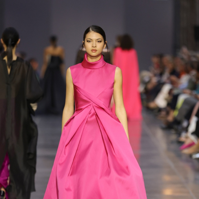 الفستان الفوشيا ما زال في الصدارة في الخريف