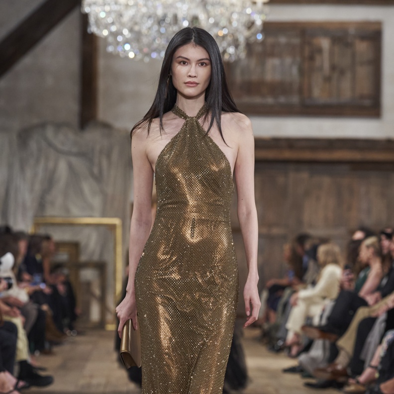 اجذبي الأنظار وارتدي احدث موديلات الفساتين البراقة 2024