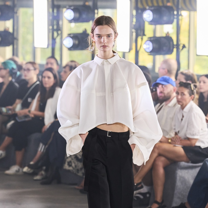 موديل القميص الأبيض الواسع لصيف 2024 Sacai 