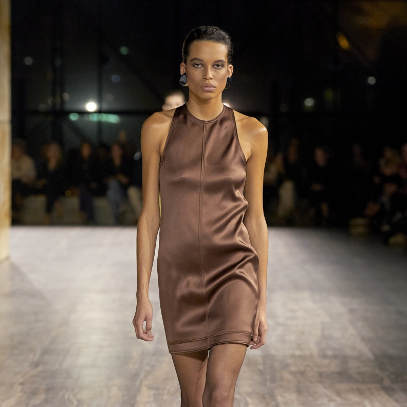 فستان ستان قصير وناعم من Saint Laurent 