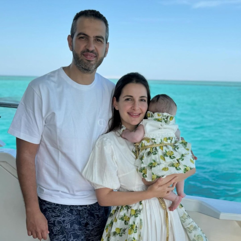 شام الذهبي وزوجها وابنتها 