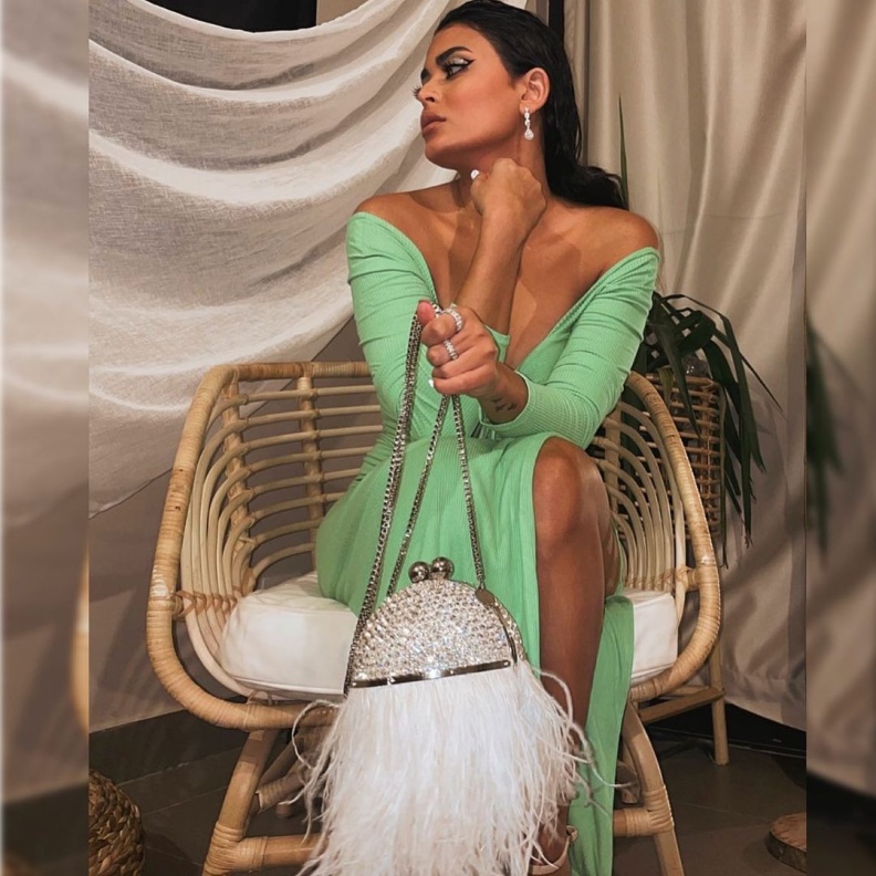 تنسيق مميز للفستان الأخضر على طريقة أسماء جلال 