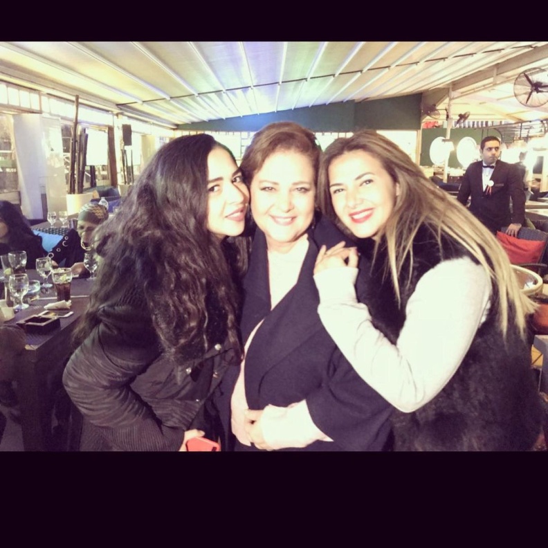 صورة جمعت دلال عبد العزيز ببناتها دنيا وايمي 