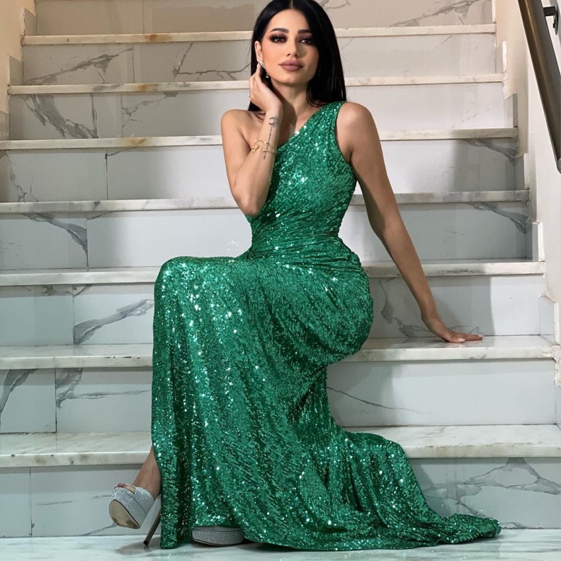 إطلالة مميزة لامعة باللون الأخضر الداكن 