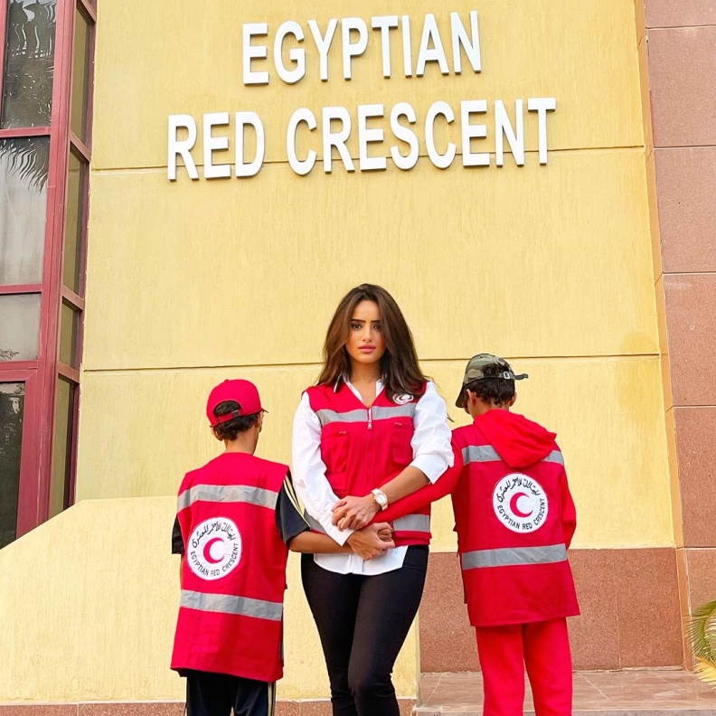 زينة مع توأمها