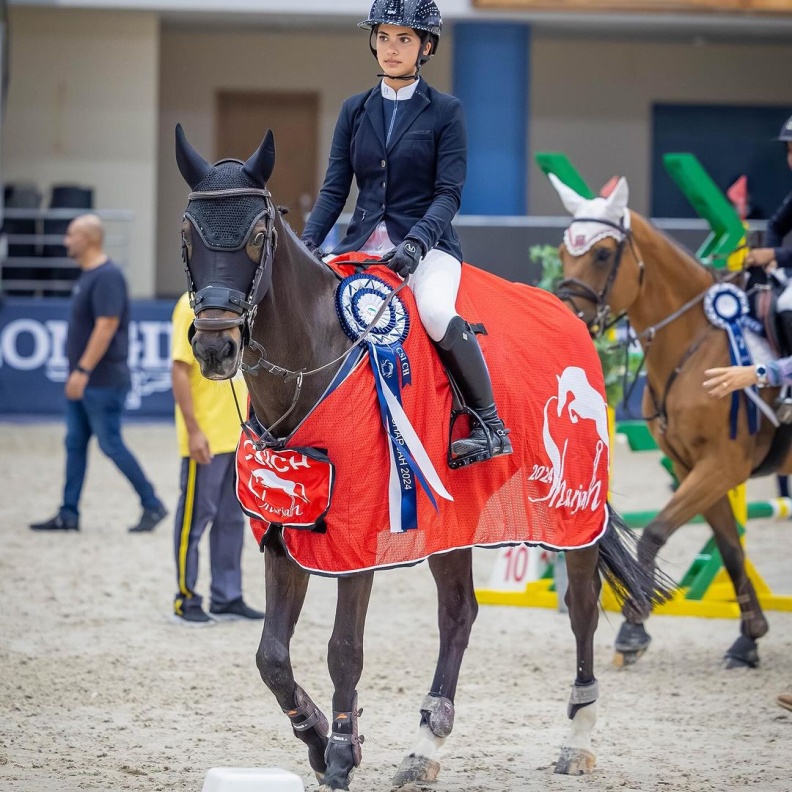 علياء المهيري.. الفارسة الإماراتية الواعدة التي كسرت الحواجز ولمعت في عالم الفروسية