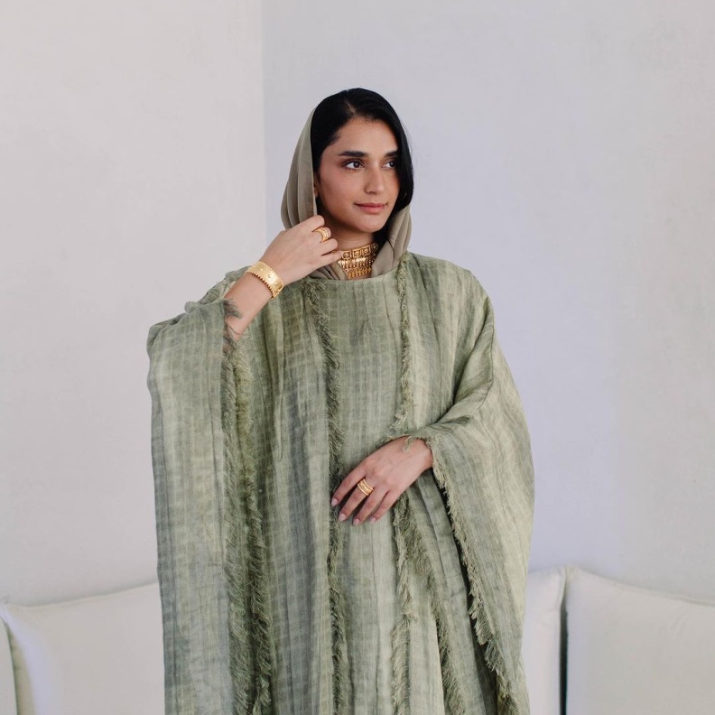 6 طرق لتنسيق القفاطين والعبايات باللون الأخضر لأناقة مشرقة 2024 