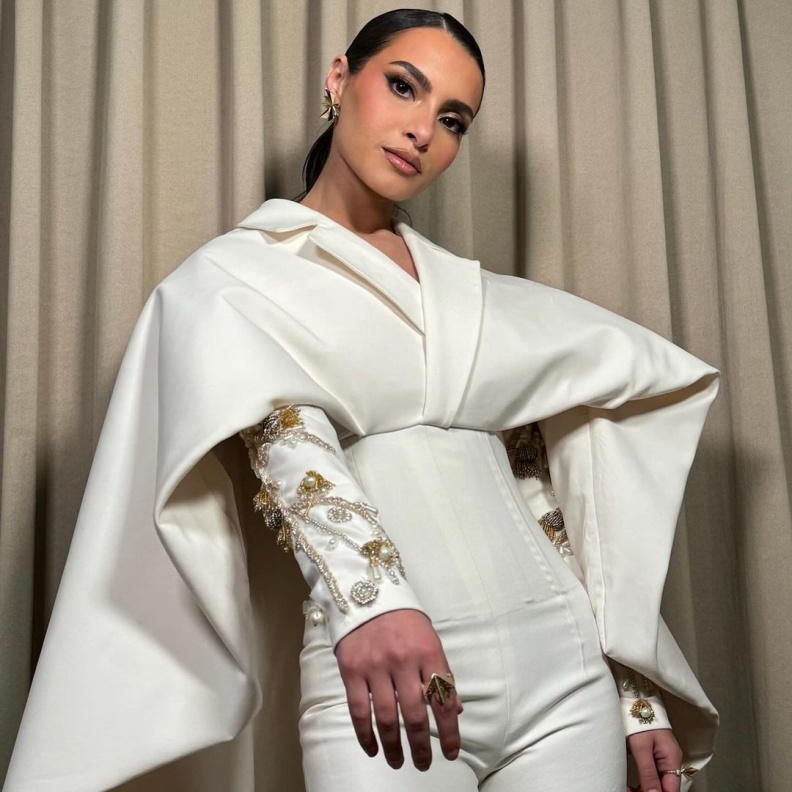 جمبسوت أبيض بتصميم راقي