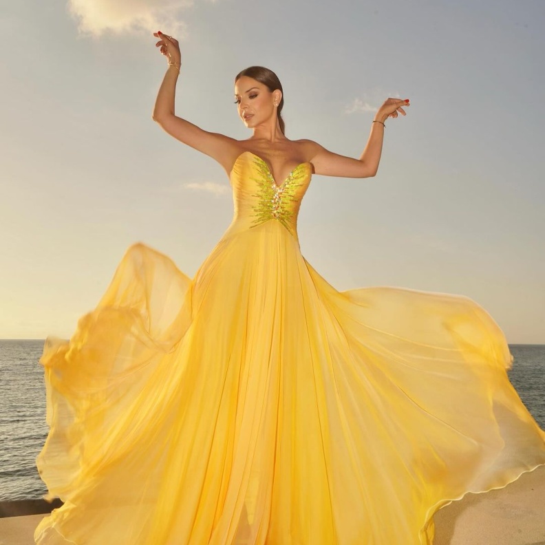 هيلدا خليفة بفستان أصفر زاهي في أحدث جلسة تصوير 