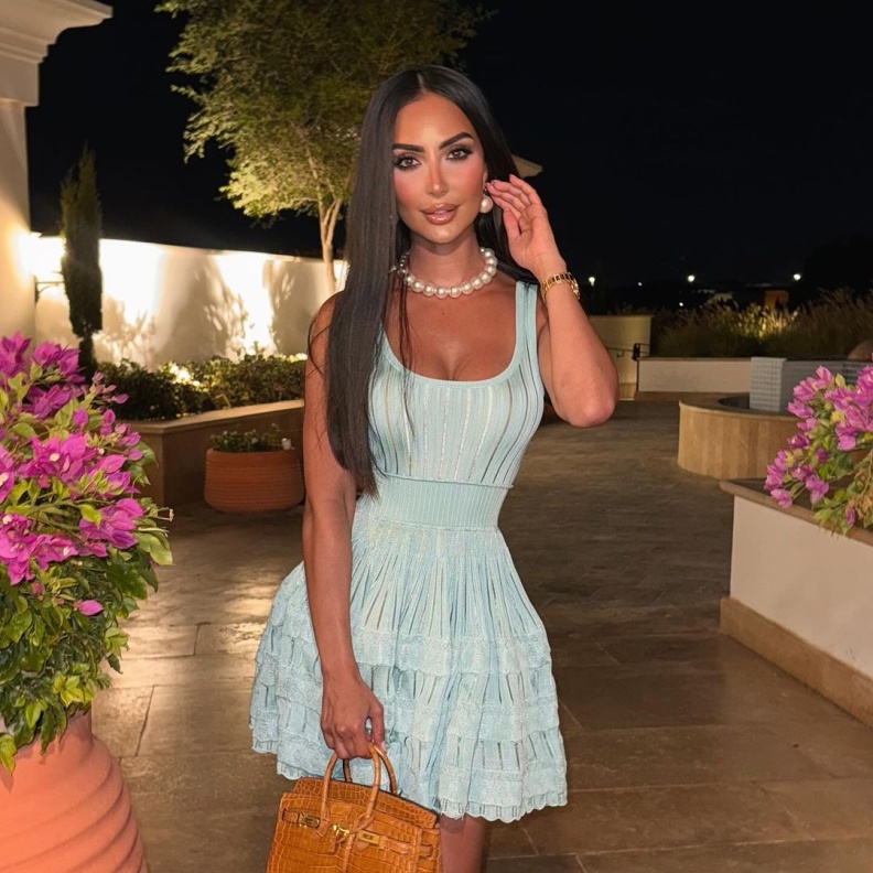 فستان قصير بتصميم بسيط وناعم 