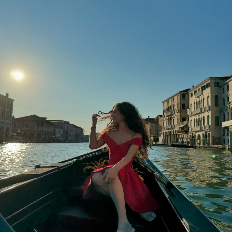 إطلالة شبابية لمايان السيد في فينيسيا