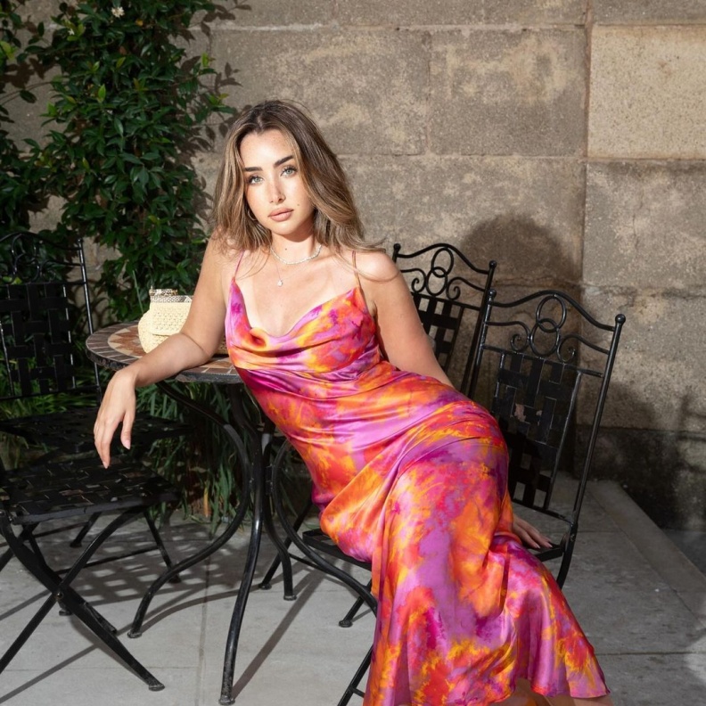 هنا الزاهد تستمتع بإجازتها في إسبانيا 