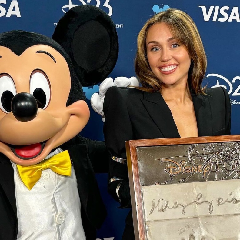 مايلي سايرس تحصل على لقب أسطورة ديزني 