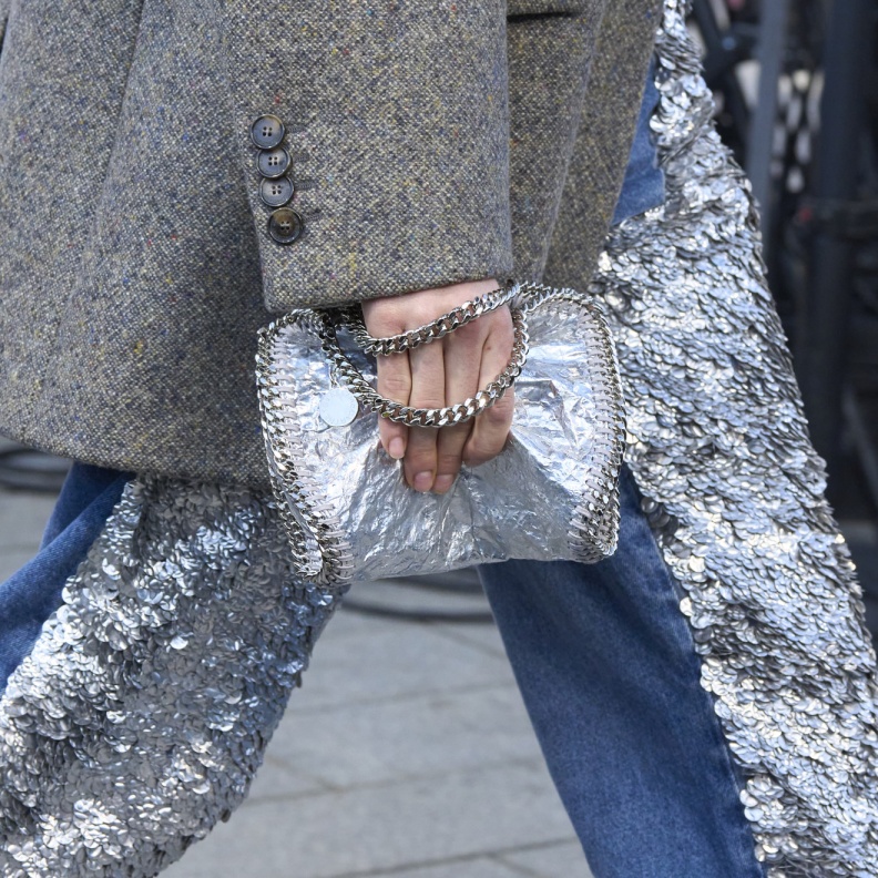 حقيبة باللّون الفضي من Stella McCartney