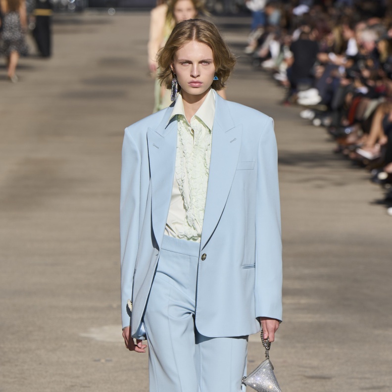 البدلات الزرقاء الفاتحة تمنحك الشياكة والتألق في الصيف