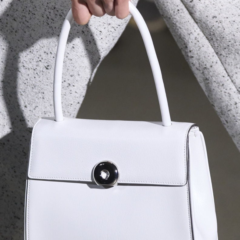 للراحة والتألق اختاري موضة المسكات الطويلة مع الحقائب