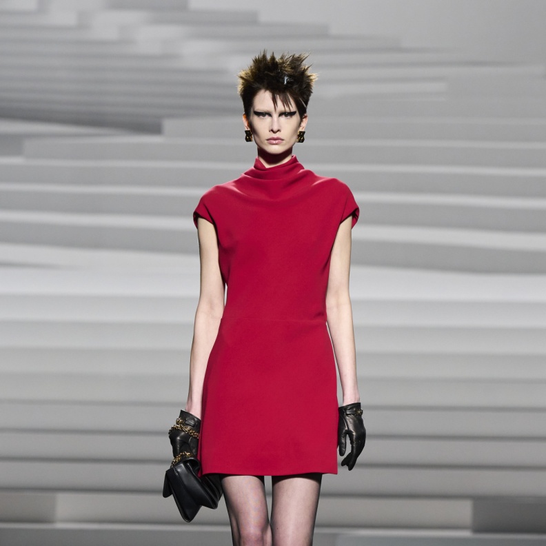 إطلالة من Versace