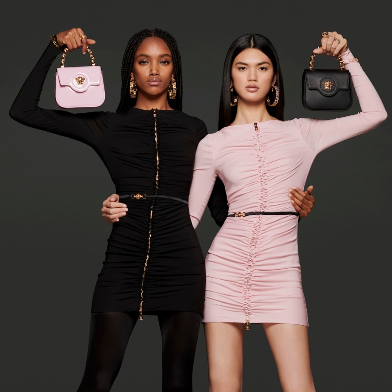 إطلالة من Versace Prefall 2022