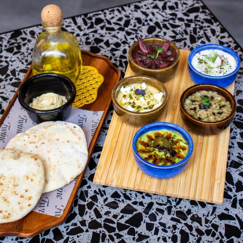 تمتعوا بقائمة عشاء مستوحاة من أشهى النكهات المتوسطية في مطعم "تواين"