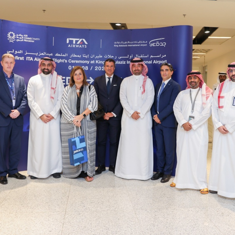 راشد الشمري، نائب رئيس تطوير الطيران في برنامج الربط الجوي، إيرين بوانجورنو، القنصل العام المساعد لإيطاليا في جدة، غلين ويلسون، نائب رئيس العمليات في مطارات جدة، بييرفرانسيسكو كارينو، نائب رئيس المبيعات الدولية في شركة ITA Airways، وفريقي مطارات جدة وITA Airways.