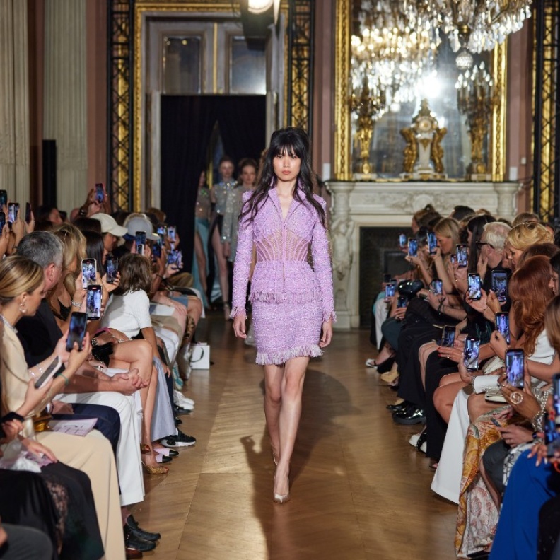 مجموعة من يارا شومايكر لخريف وشتاء 2024 تُجسد أناقة باريس الخالدة