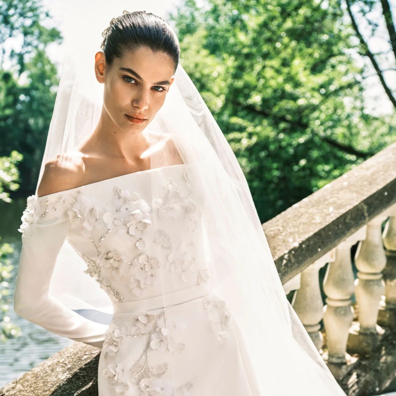 فستان زفاف قصير  بقصة مستقيمة توقيع  إيلي صعب