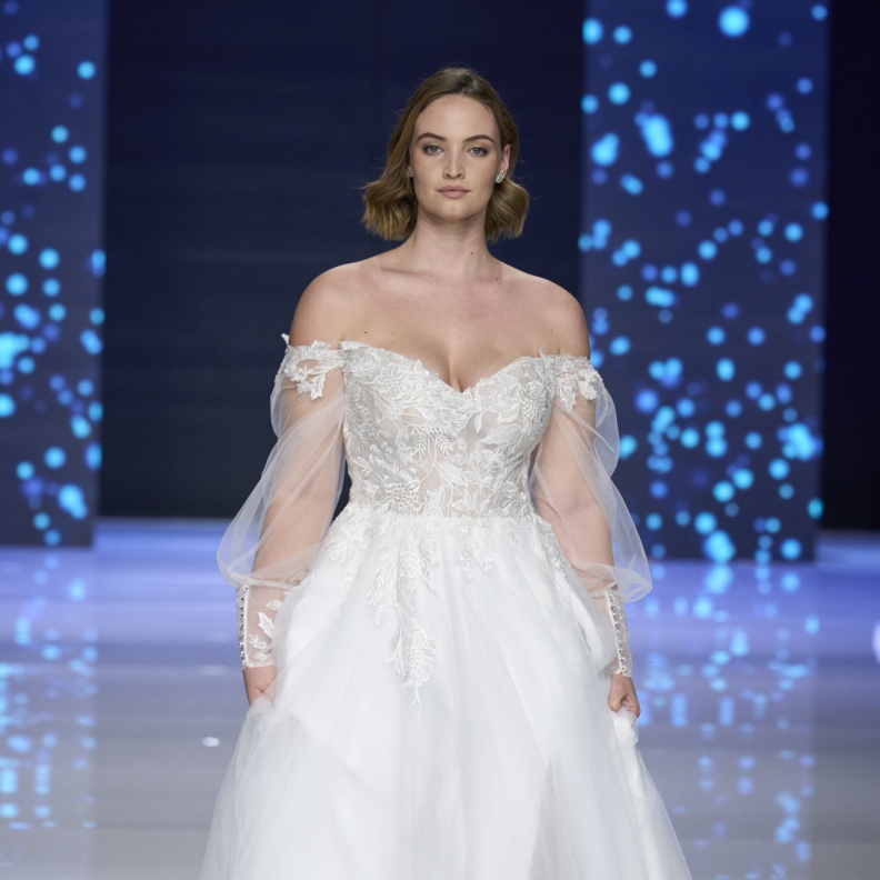 من مجموعة سبوزا كيرفي لربيع 2025