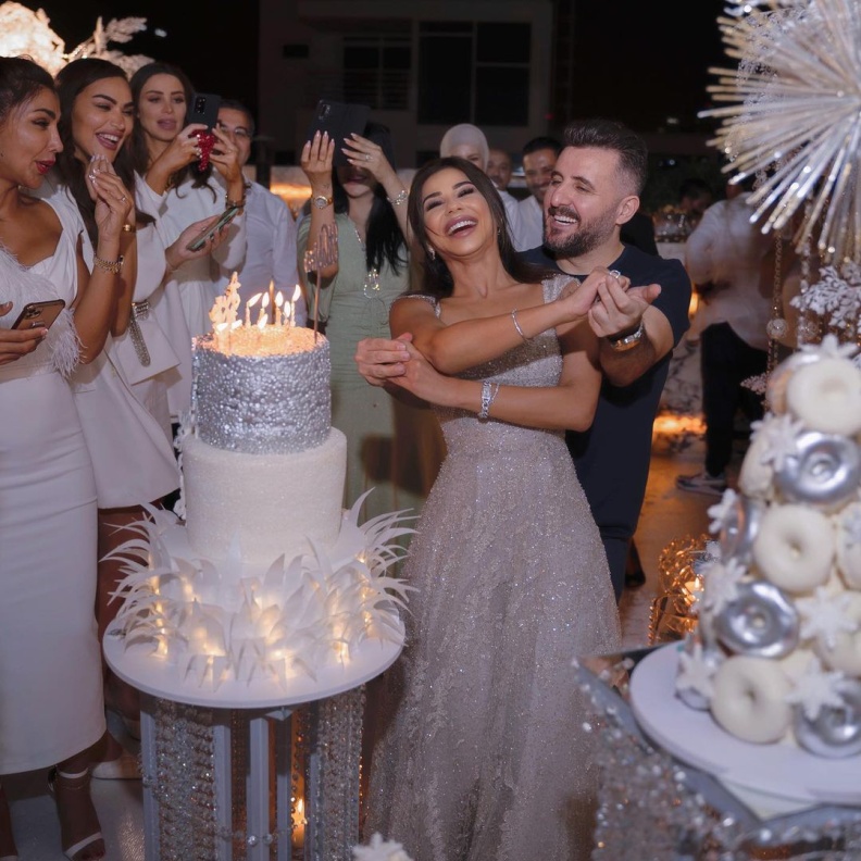 لقطة لمهيرة عبد العزيز وهي ترقص مع زوجها