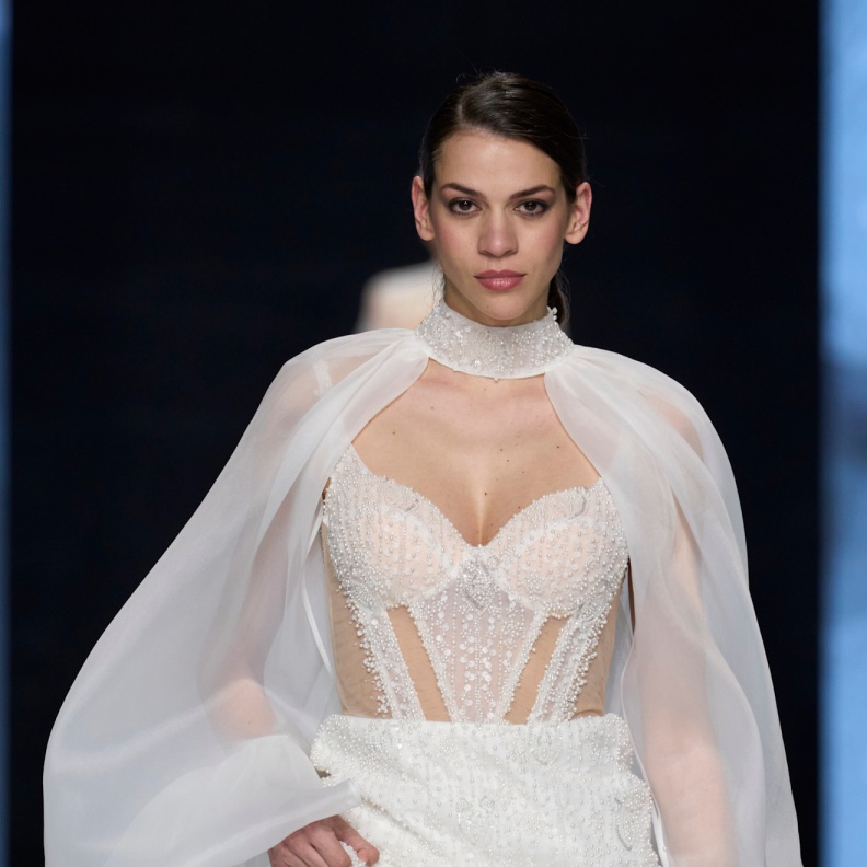 وشاح من التول  للأكتاف العريضة من جيوفانا أليساندرو