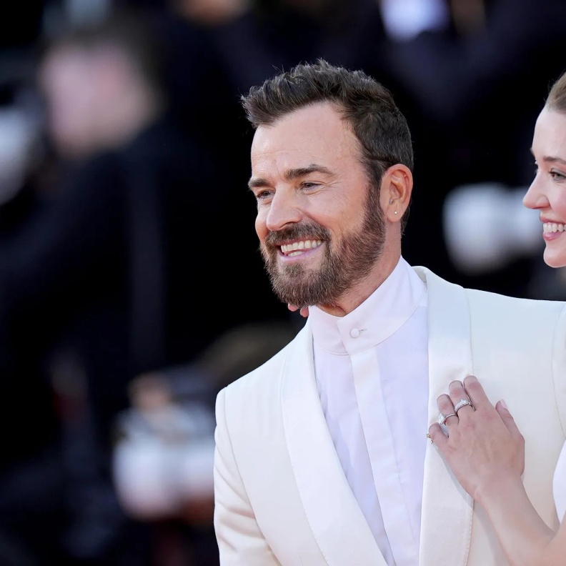 خطوبة جاستن ثيروكس ونيكول برايدون بلوم رسميا