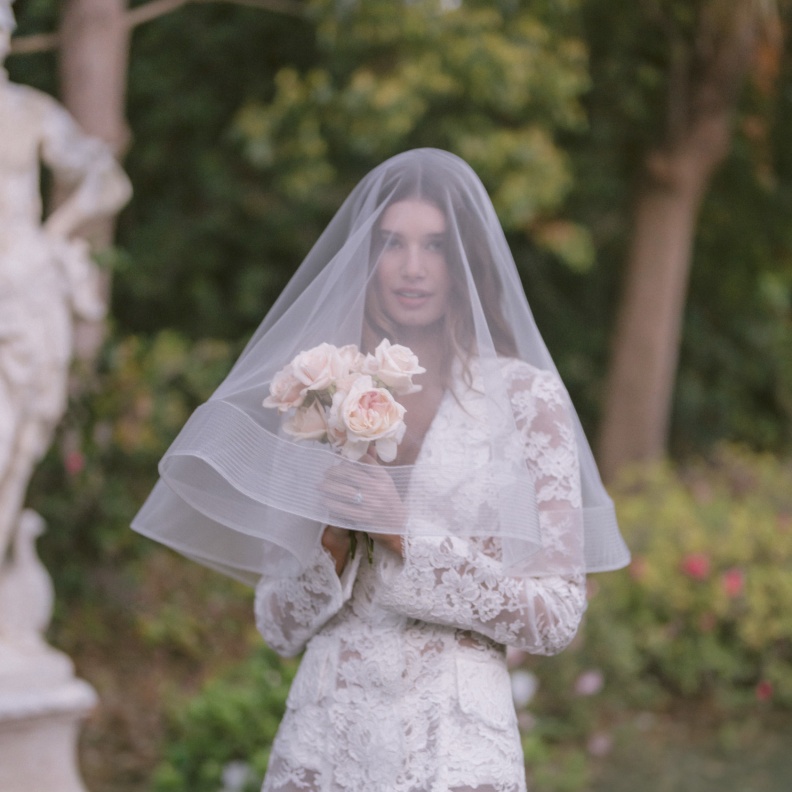 الطرحة القصيرة بأجمل تصميم من Monique Lhuillier