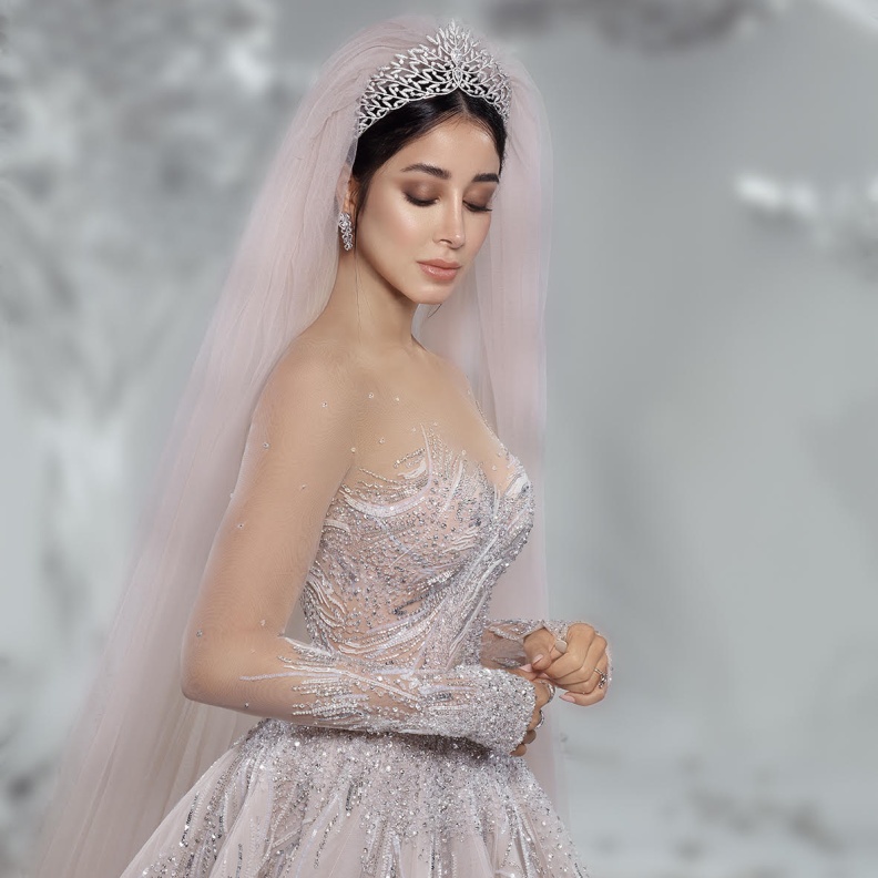 أسيل عمران بفستان زفاف من دون اكتاف