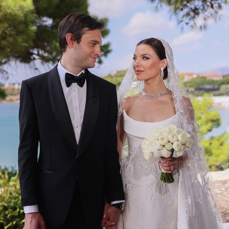 إطلالة أميرية لمايا رعيدي خلال حفل زفافها