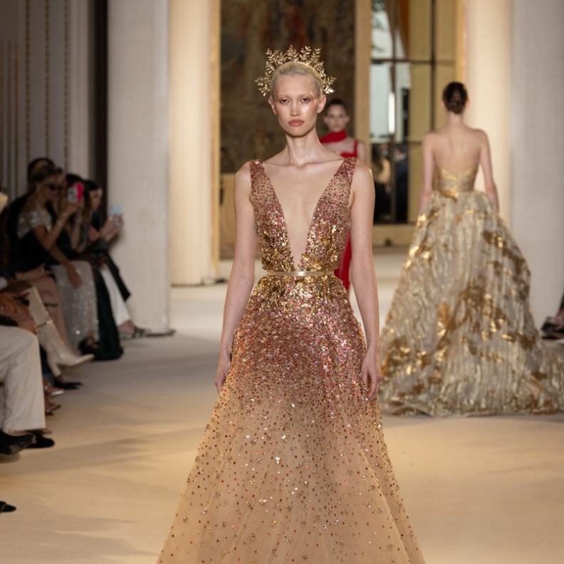 إطلالة ذهبية مشبعة بالمعدني من طوني ورد