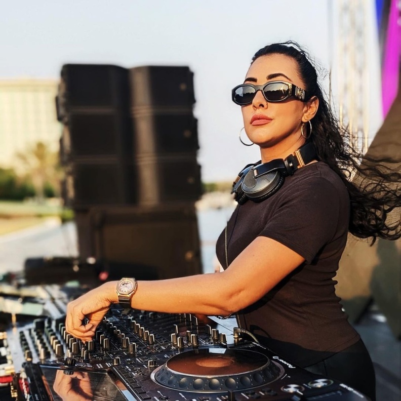 الدي جي السعودية  DJ VIVA في حفل مونكي سفاري