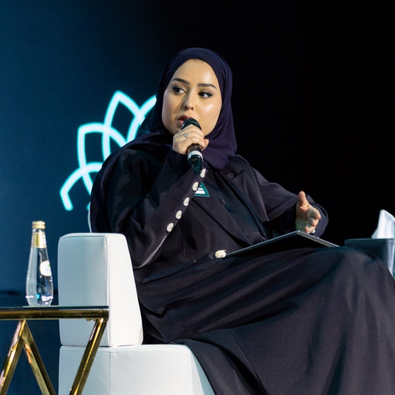 أثير الخليفة في المؤتمر الصورة من حساب المؤتمر