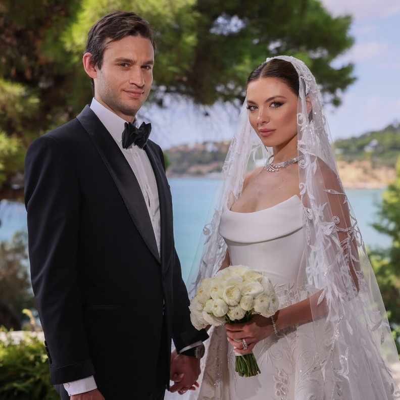 العروس مايا رعيدي وزوجها فهمي شريف كاراغولا