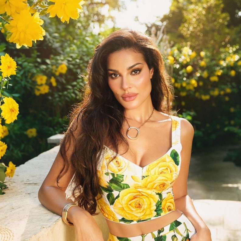 النجمة اللبنانية نادين نجيم بمجوهرات عصرية رائجة من دار مجوهرات تيفاني أند كو Tiffany & Co