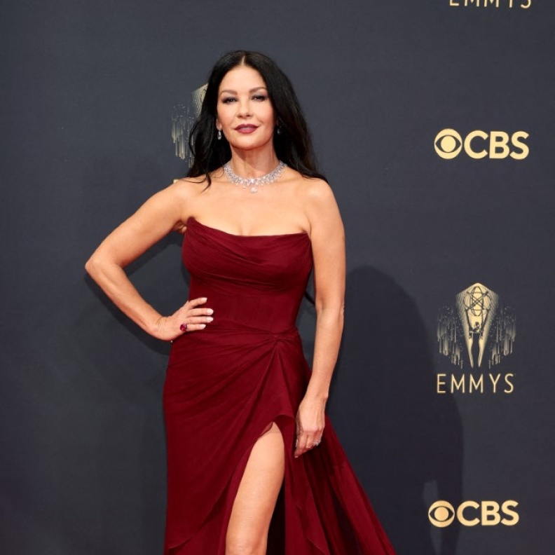 النجمة كاثرين زيتا جونز Catherine Zeta-Jones تتألق بمجوهرات ذات سحر خاص