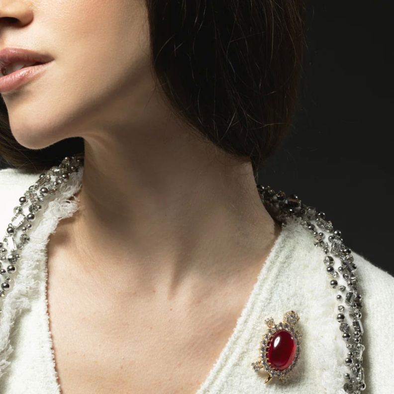 بروش من توقيع دار FANTASIA by DESERIO