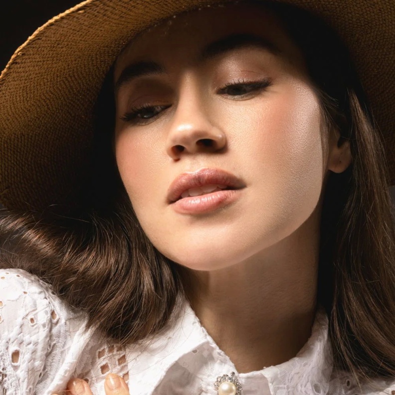 بروش من توقيع دار FANTASIA by DESERIO