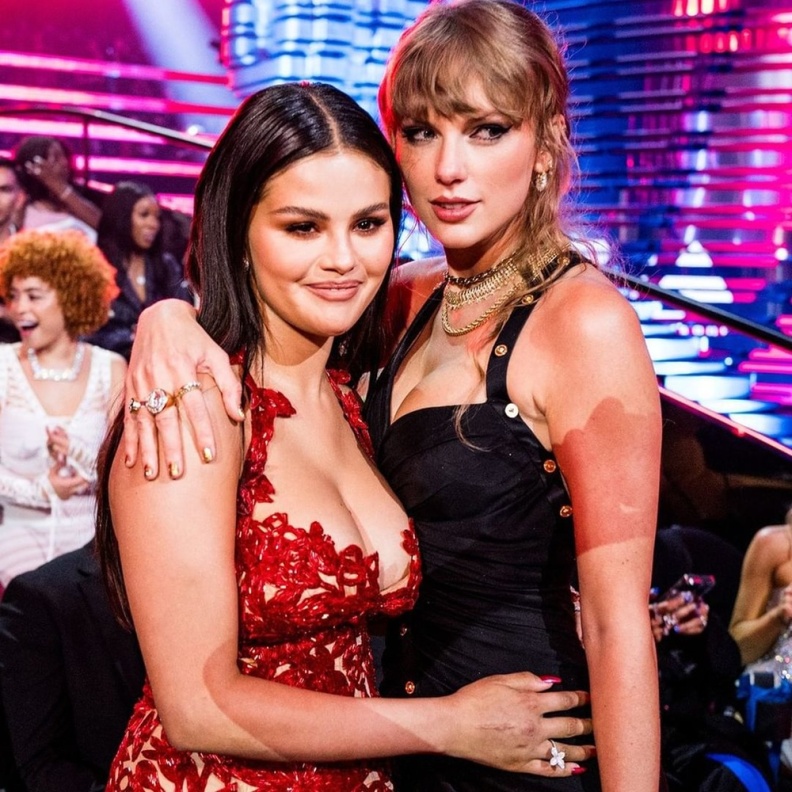 تايلور سويفت Taylor Swift وسيلينا غوميز Selena Gomez