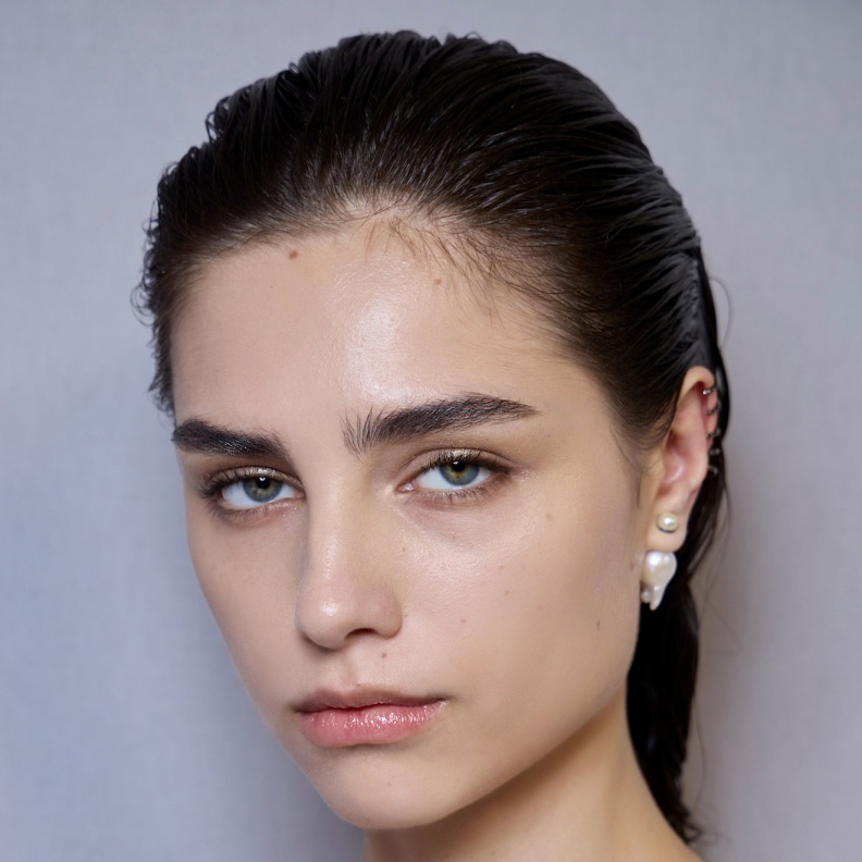 قومي بإعادة تشكيل مظهر حواجبك بهذه الطرق التجميلية الحديثة