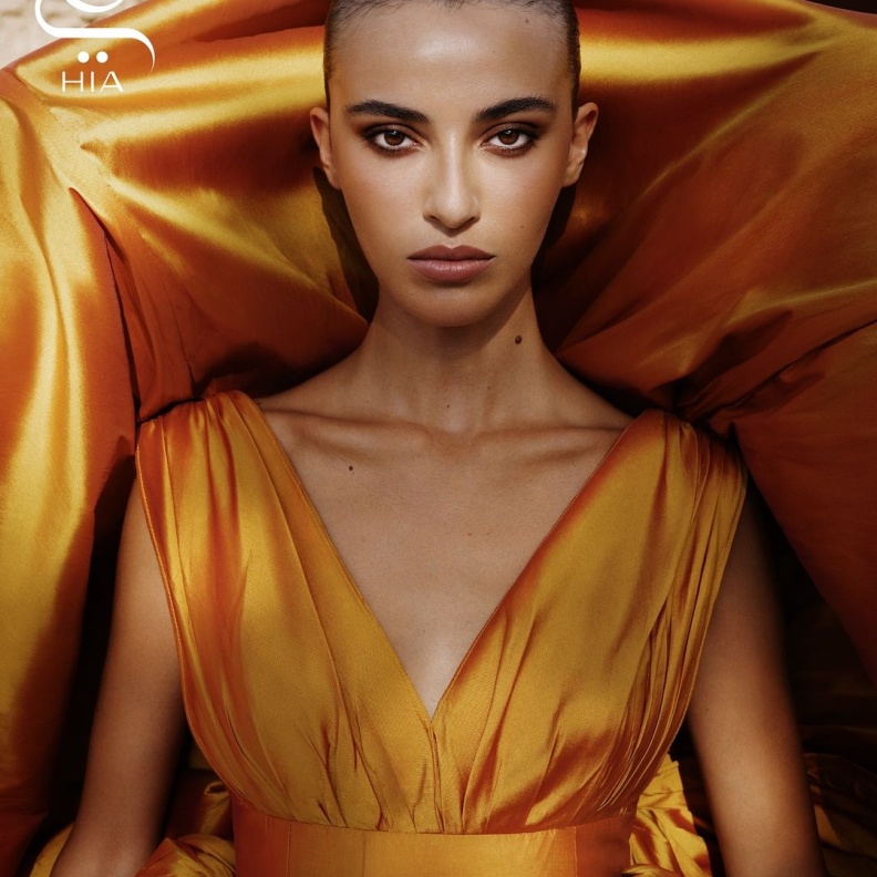 عارضة الأزياء اميرة الزهير بإطلالة من علامة هلا الغرباوي في عدد مجلة هي لليوم الوطني السعودي