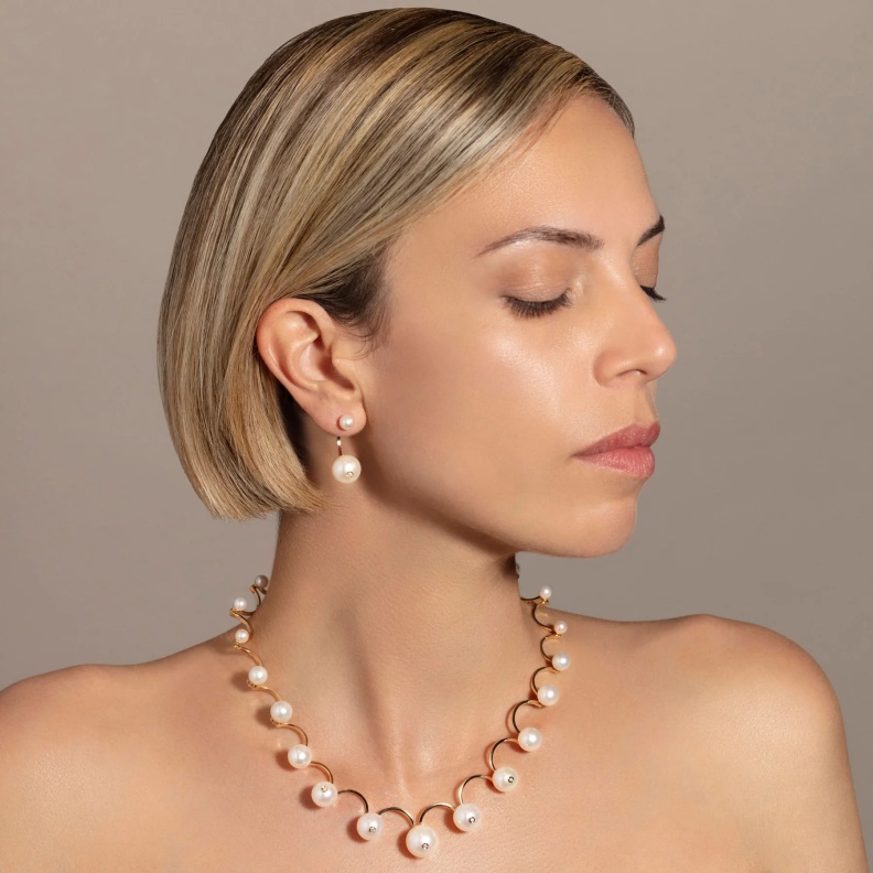 موديلات عقد لؤلؤ ذهب لأناقة هادئة في موسم الخريف