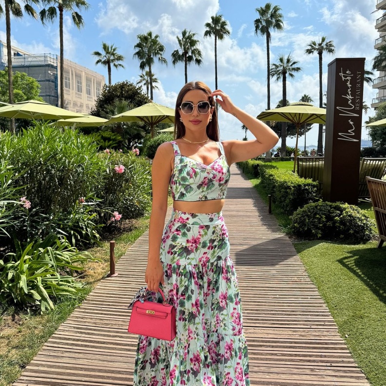 على خُطى النجمة نسرين طافش واستلهمي أفكار لتنسيق المجوهرات اللافتة لتُناسب إطلالتكِ الكاجوال 